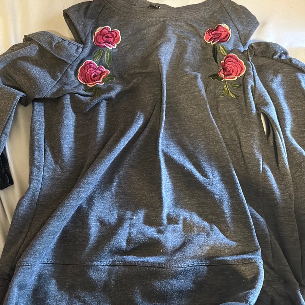 Ruffled sleeves with a cut out rose print sweater